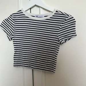 Randig croppad topp från Zara - Croppad, randig t-shirt!