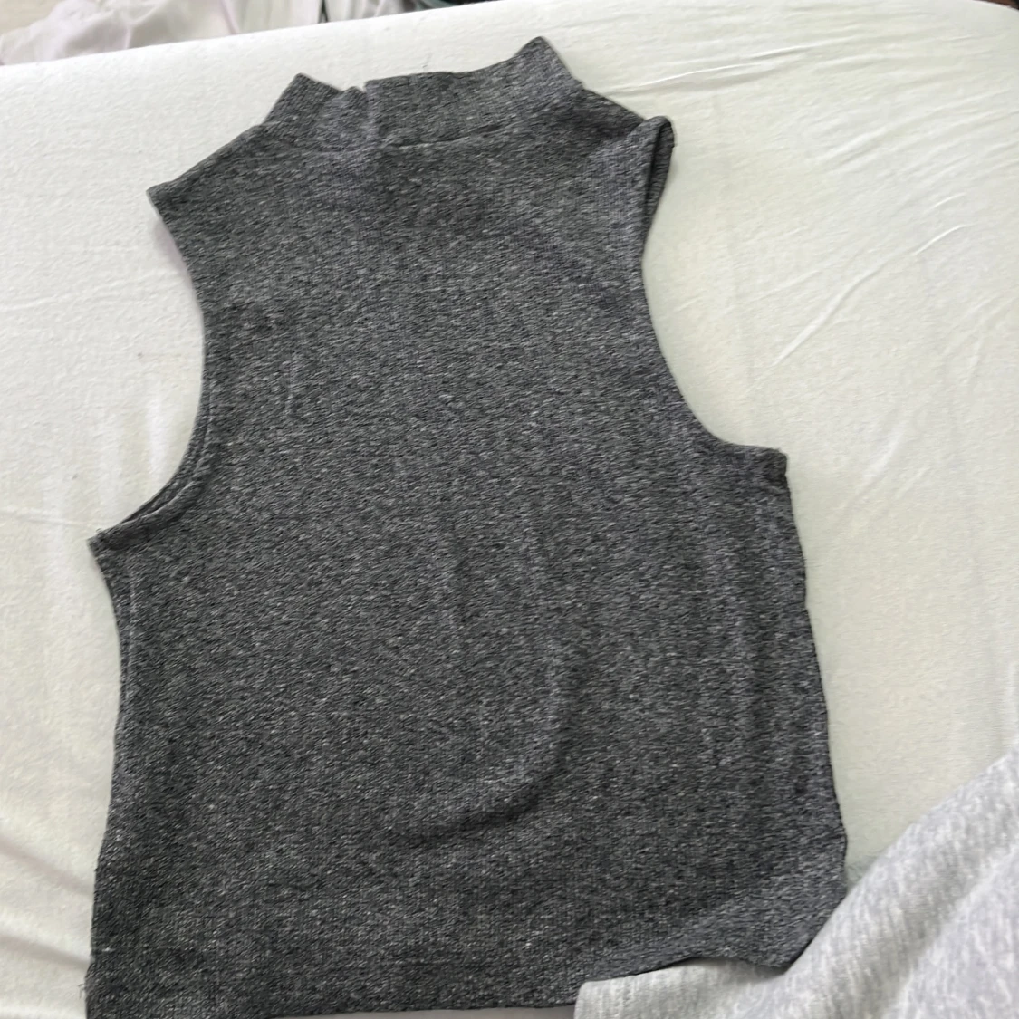 Grå ärmlös polotopp