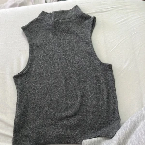 Grå ärmlös polotopp - Topp