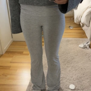 Gråa yogapants - Säljer ett par gråa yogapants från Gina Young. I storleken 158-164