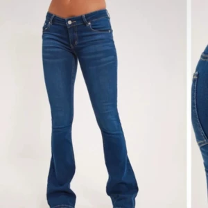Blå bootcut jeans med låg midja - Säljer ett par klassiska blå jeans med bootcut och låg midja. De har håll vid hälen på de men ingenting man lägger märke på när man väl har på sig de. Säljer eftersom de är förstora🤗❤️