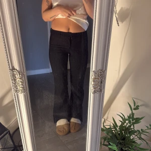 Kostymbyxor madlady - Säljer mina fina kostymbyxor från madlady har använt 2 gånger och har inga defekter! Jag är 160 och de sitter perfekt