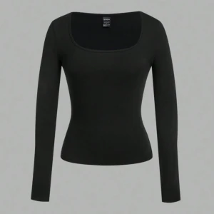 Svart långärmad topp  - En stilren svart långärmad topp. Aldrig använd 🤗