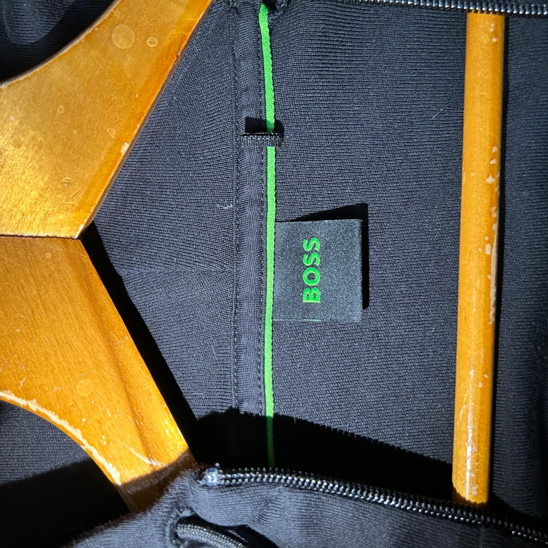 Svart hoodie från BOSS med dragkedja - 2