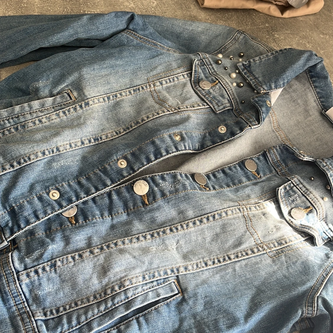 Jeansjacka med pärlor från Lindex - 4