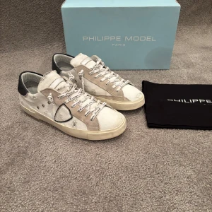 Philippe model skor  - Hej! Säljer nu dessa sjukt snygga och sällsynta Philippe model skorna! Storlek 42 Skick 9,5/10 (inprincip helt nya) Ny pris= 5000 kr Säljs för= 1999 kr! Allt OG tillkommer vid köp (Box och dustbag) 