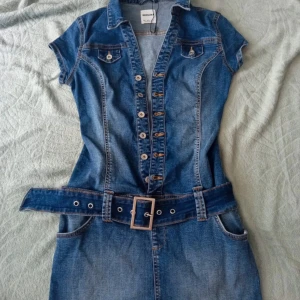 Jättefin jeansklänning  - Fin kort jeansklänning med skärp i storlek S!🤍