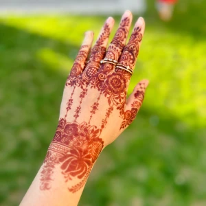 🌿 Ekologisk henna – gjord med kärlek! 🌿  Perfekt för bröllop, fest eller vardag.  💚 Naturlig färg  💚 Fräsch och kemikaliefri  💚 Djup färg & fin doft  Boka nu eller beställ dina koner!  #HennaByNeela #EkologiskHenna - 🌿 Ekologisk henna – gjord med kärlek! 🌿   Perfekt för bröllop, fest eller vardag.   💚 Naturlig färg   💚 Fräsch och kemikaliefri   💚 Djup färg & fin doft    Boka nu eller beställ dina koner!   #HennaByNeela #EkologiskHenna