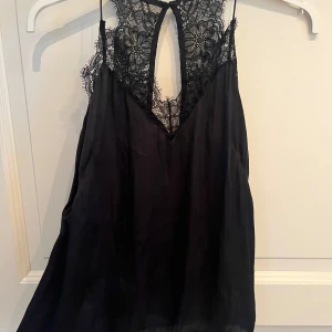 Svart spets linne från Gina Tricot - Supersnygg spets satin linne från Gina Tricot💕 Står ingen storlek i men skulle gissa på en S!!