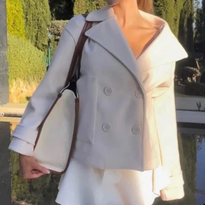 Design by si Jacka - Säljer min fina jacka från design by si då den inte kommer till användning tyvärr. Köpt för 2 år sen men är som ny!💓