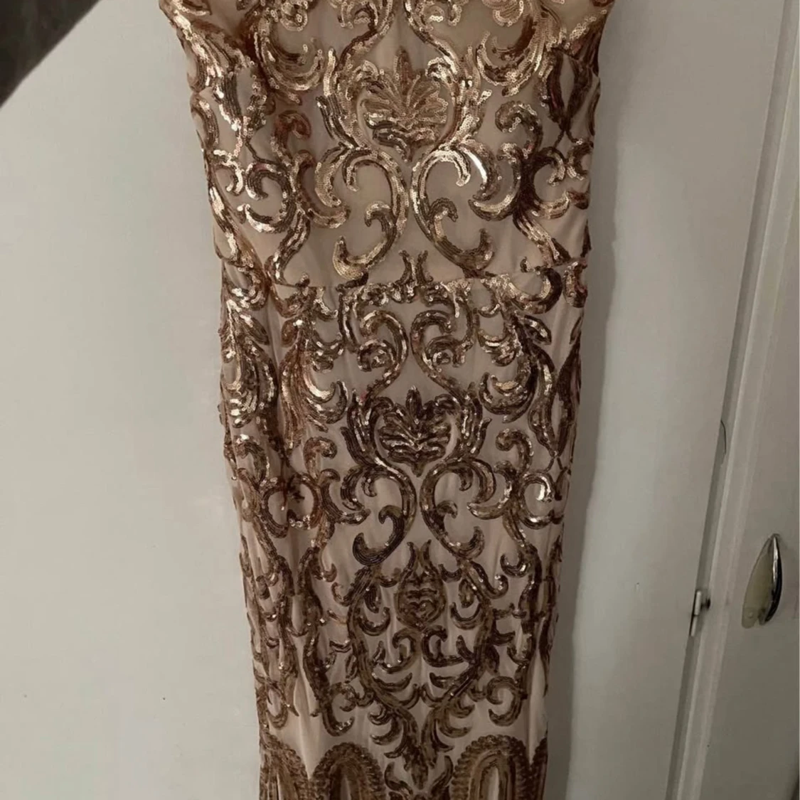 Champagnefärgad långklänning med paljetter