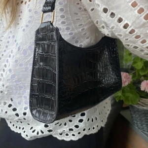 väska - Säljer denna väska med ormskinns mönster. Aldrig använd, säljer då jag rensar väskor! 🫶🏼