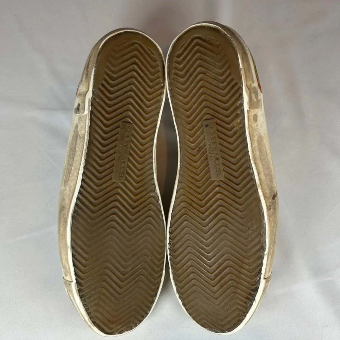 Vit och brun sneaker med orange print - 4