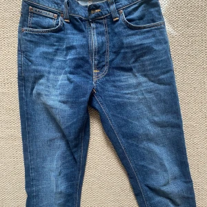 Mörkblåa snygga jeans från Nudie  - Snygga blå jeans från nudie i modellen lean dean. Oanvända o i mycket bra skick. Skriv om fler bilder önskas. Storlek 29-32. Nypris 1600kr)