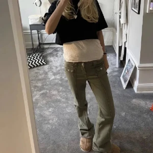 Gröna HM Cargo jeans Olivgröna - Så fina älskar nu perfekt till hösten❤️❤️Strl 42 men upplever att de är mindre i storleken så hör av dig om du har fler frågor 🙂
