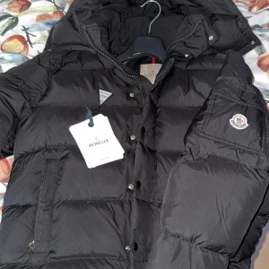 Svart Moncler pufferjacka herr - Säljer min moncler Vezere storlek 3 (passar S och M)  vinter jacka, använd 1 vinter och säljs pga att jag vill ha något nytt, förpackning för jackan och alla taggar. Kom inte me skambud ni ser redan att dene den billigaste ute på marknaden 