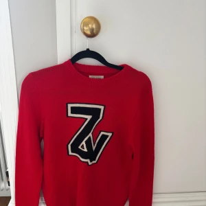 Röd stickad tröja från Zadig - Säljer denna jättefina röda stickade tröja från Zadig voltaire. Tröjan är nästan aldrig använd och är i jättebra skick. Den är i storlek 11 till 12 år men funkar även till 12/13 år. Nypris är 1400kr och priset är diskuterbart❣️