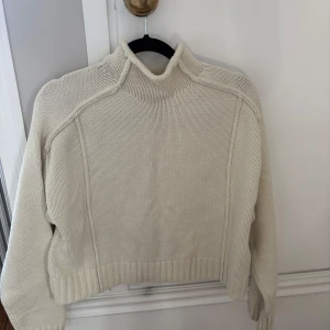 Beige stickad polotröja - Säljer denna supersnygga beige stickade tröjan med polokrage och markerade sömmar. Tröjan är i storlek small. Nästan aldrig använd, säljer pga den kommer inte till användning❣️Nypris är 350kr, priset är diskuterbart❣️❣️