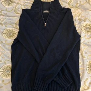 Mörkblå halfzip - Säljer nu denna mörkblåa halfzip från dressman väldigt bra skick förutom ett litet hål där framme se bild 3