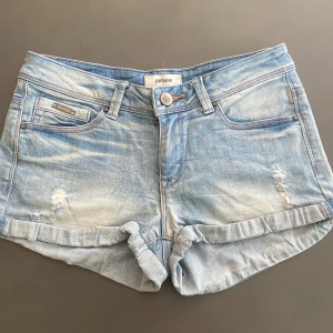 Lågmidjade jeans shorts🩵 - Lågmidjade jeans shorts från pimkie. Köpte dessa på en marknad i Spanien, minns tyvärr inte priset.🥹 Det står ingen storlek men om jag skulle gissat på XS/S. Säljer dem för de är för små för mig. 