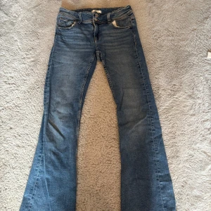 Blå bootcut jeans från Gina Tricot - Snygga blå jeans från Gina Tricot i bootcut-modell. De är i storlek 164 och är i väldigt bra skick. De är i en gammal modell så dom går inte att köpa längre.💓💓