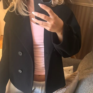 Svart kappa från Gina  - Snygg svart kappa från Gina. Den saknar en knapp som jag tyvärr inte har kvar men om man har en hemma är de bara att sy på annars bra skick 😚 strl 168/164 men passar på mig som har s, xs o M