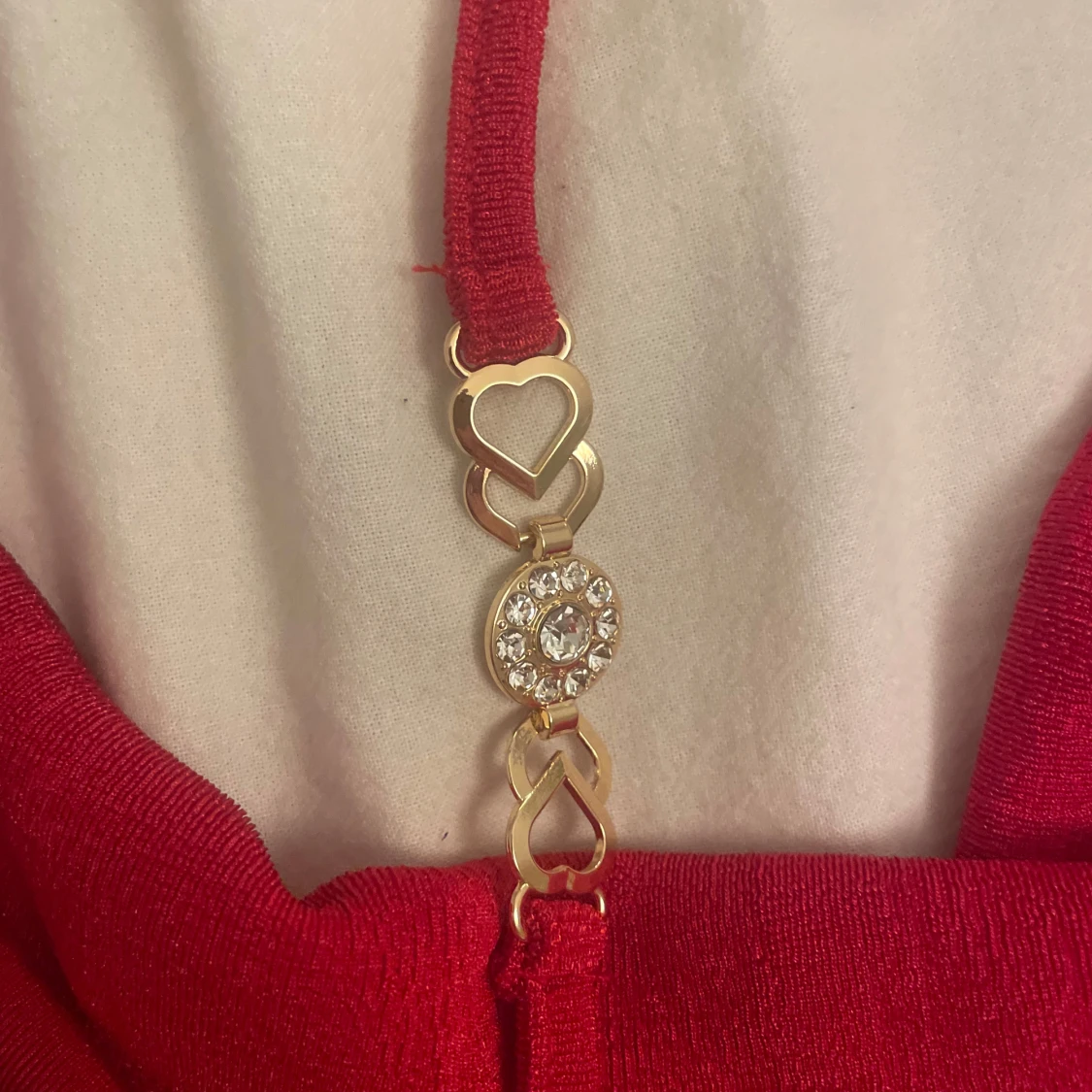 Röd halterneck topp med gulddetaljer - 2