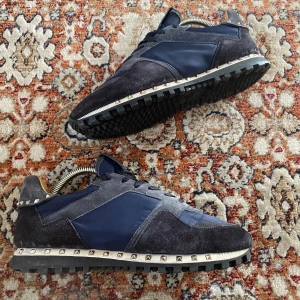 Valentino Rockrunners  - Hej! Säljer nu mina skor från märket Valentino , storlek 41, bra skick. Givetvis äkta, Tveka inte på att höra av dig om du har frågor eller funderingar kring skorna!