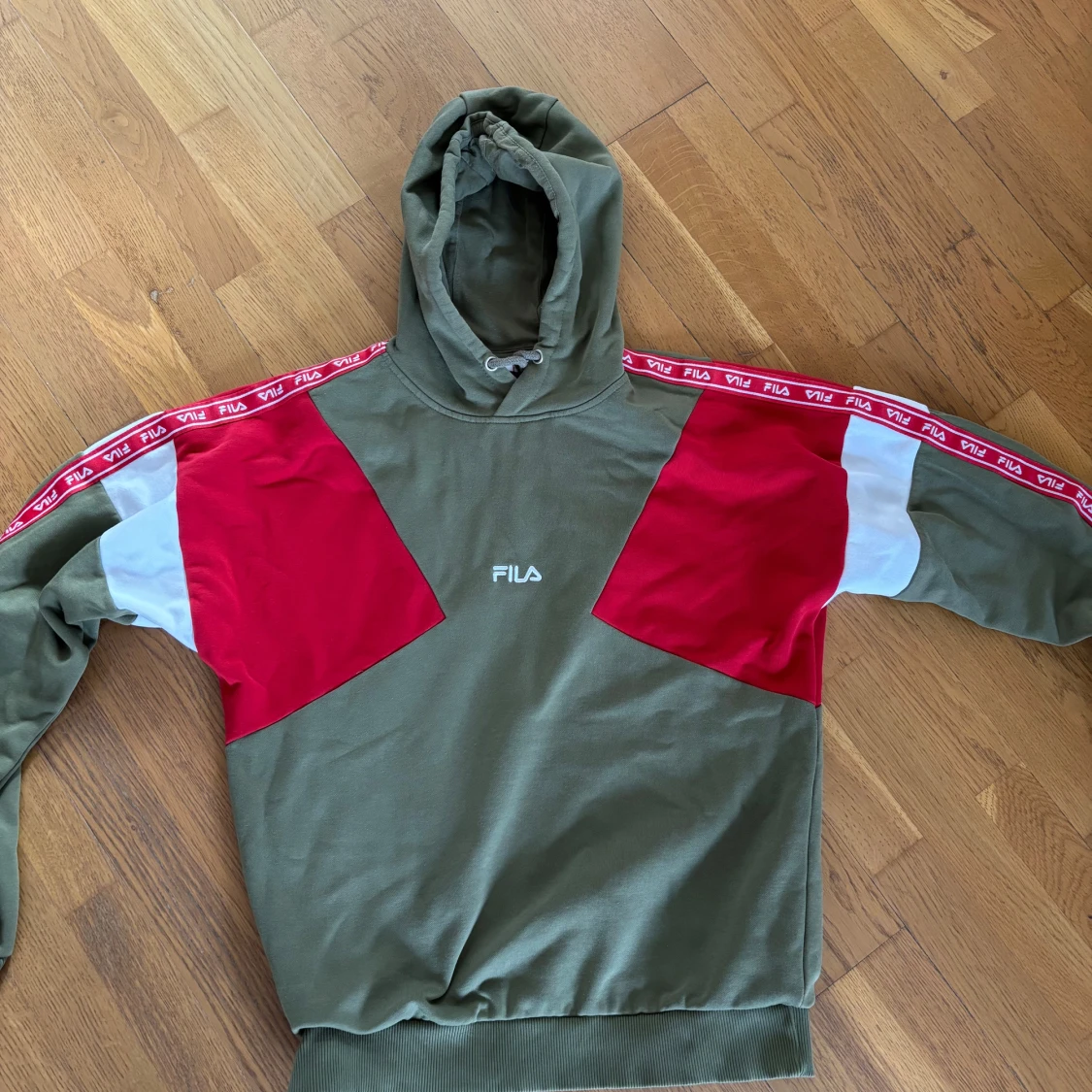 Grön och röd hoodie från FILA
