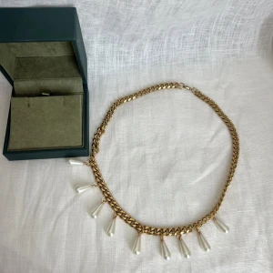 ) - Halsband, den är 45cm làng. Rostfritt stäl och jättefint!