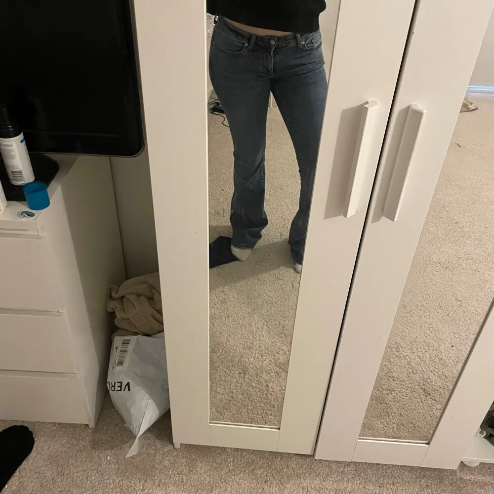 Snygga blå jeans från Vero Moda. Low waist. Medel långa i modellen. Storlek 38 men passar också 36 då jag har storlek 36 🙂pris är förhandlingsbart . Farkut & Housut.