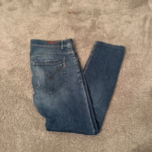 Dondup George - Säljer ett par dondup jeans i fint skick en lagning se sista bilden, lagningen syns inte vid användning. Köpta för 3499 i sommras och nyare kollektionen, pris 400kr, priset går att diskutera. Kontakta mig om du har frågor✅