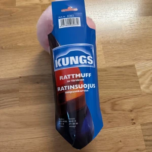 Rattmuff av fårskinn från Kungs - Mjuk och fluffig rattmuff i rosa färg från Kungs, tillverkad av äkta fårskinn. Perfekt för att hålla händerna varma under kalla dagar. Enkel att sätta på ratten och ger en lyxig känsla i bilen.