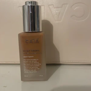 CAIA Dewy Drops Foundation - Säljer en CAIA Dewy Drops foundation i nyansen 40W. ,använd 2 gånger 