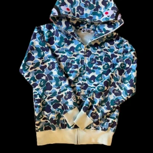 Bape zip hoodie - A bathing Ape - Sparsamt använd bape hoodie i storlek S. Använd utomhus ett fåtal gånger, säljer då den inte riktigt passar min stil. Fick tröjan i gåva. Vid ytterligare funderingar skicka ett dm 👊