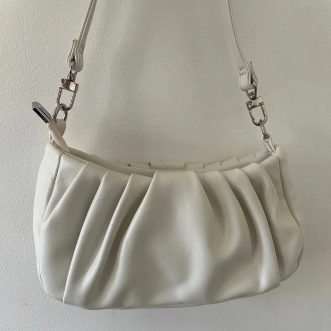 Vit axelväska med dragkedja - 1