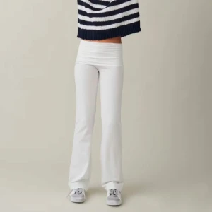 Vita yogapants - Säljer de här vita yoga pantsen från Gina Tricot, nya men lappen är borta. Skriv för fler bilder🫶🏼