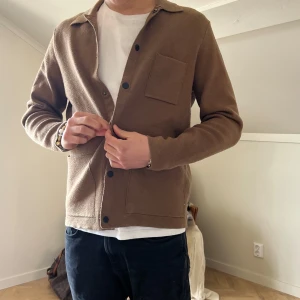 Brun overshirt från Samsoe Samsoe - Sjukt nice material! Jag är 178 och väger 70 kg. Sitter bra på mig. 