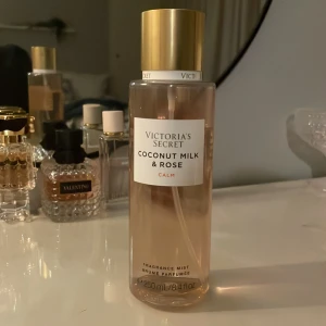 Victoria’secret body mist - Säljer nu denna bodymisten då jag inte använder denna doften längre💞 den luktar kokos och ros💞SKICKA PRISFÖRSLAG!!
