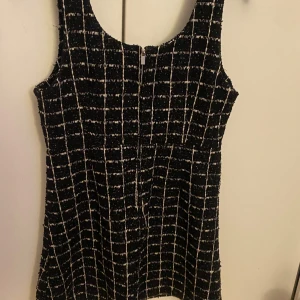 Svart med vita ränder   klänning från mango  - Snygg svart klänning från mango  och ett randigt mönster. Klänningen är ärmlös och har en dragkedja i ryggen. Perfekt för en kväll ute eller en speciell tillställning.