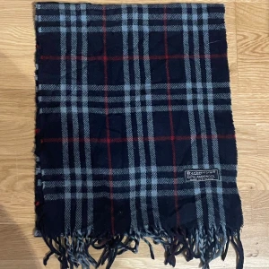 Burberry halsduk - Säljer denna sjukt snygga burberry halsduken Navy blue 9/10 skick knappt använd , har 3 stycken ta alla för 749kr eller 299kr styck