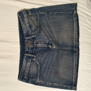 Jeanskjol från hm - Säljer en klassisk jeanskjol från HM i blå denim som inte säljs längre. Det är en mini kjol med femficksdesign och en knapp framtill. Perfekt för sommaren och våren 💞