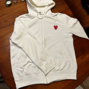 CDG Tröja   - Säljer min CDG tröja för jag använder den inte mer 