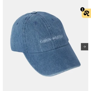 Blå jeanskeps från Carin Wester - Snygg blå jeanskeps från Carin Wester med broderad logga framtill. Perfekt för en avslappnad stil och skydd mot solen. Justerbar passform för optimal komfort. Aldrig använd💙