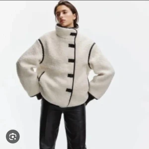 Vit teddyjacka med svarta detaljer hm - Säljer den slutsålda teddyjackan med svarta kantdetaljer och knäppning från hm. Storlek XS men passar S