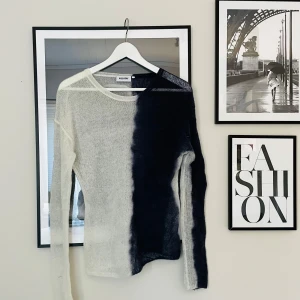 Vit och blå stickad tröja från Weekday - Säljer en unik super härlig tröja från weekday🌟 Tröjan har en cool färgblockdesign med långa ärmar. Perfekt för att ge din outfit en modern touch. I nyskick och använd fåtal gånger!💗tveka inte på att höra av dig vid frågor.