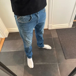 Replay jeans - Replay jeans, hyperflex, storlek W34 enligt lappen men passar bättre för W32 (som mig själv). Bra skick, litet märke/hål på knät. 
