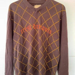 Brun sweater - köpte second hand. (kommer tvätta innan jag skickar då den är lite hårig) det står XXL men är mer som en M/L