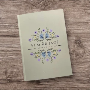 Vem är jag? UF - Lär känna dig själv - En bok med personliga frågor för yngre, fokuserad på personlig utveckling. Den täcker områden som värderingar, drömmar, utmaningar och mål. Perfekt för att utforska och reflektera över sig själv.
