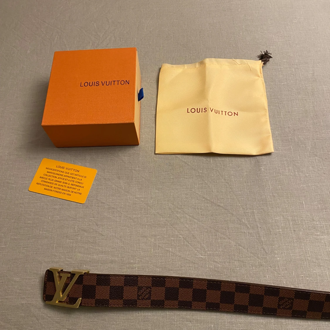 Märkesbälte med metallspänne, helt nytt  - 1